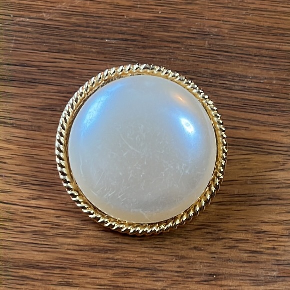 Large faux pearl brooch set in twisted gold tone frame 1980s minimalist - Picture 4 of 9